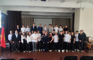 Уроки мужества в школах Владимирской области: офицеры поделились историей и традициями знаменитого десантного училища